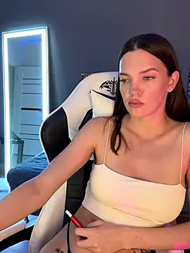 julia fly online show from September 23, 2025, 9:49 am