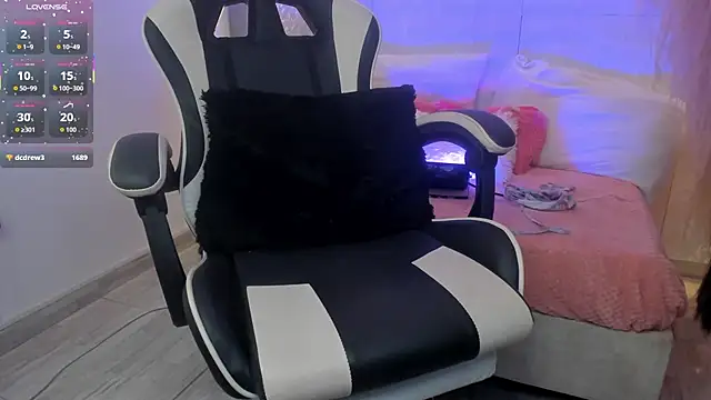 dominique25  online show from July 23, 2026, 1:58 am
