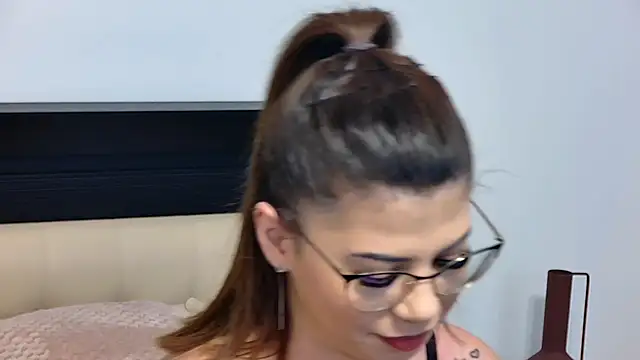 Snapshot of Sierra_Halle chatting on February 17, 2025, 12:22 am Sierra Halle online show from February 17, 2025, 12:22 am