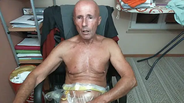 Snapshot of olibrius71 chatting on October 19, 2025, 9:39 pm olibrius71 online show from October 19, 2025, 9:39 pm