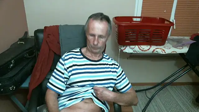 Snapshot of olibrius71 chatting on February 20, 2025, 11:21 pm olibrius71 online show from February 20, 2025, 11:21 pm