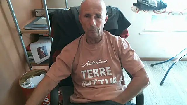 Snapshot of olibrius71 chatting on October 7, 2025, 11:44 am olibrius71 online show from October 7, 2025, 11:44 am