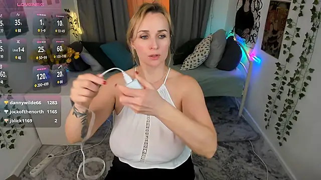 Snapshot of Karinella_x chatting on March 10, 2025, 3:56 am Karinella x online show from March 10, 2025, 3:56 am