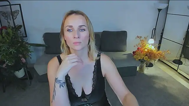 Snapshot of Karinella_x chatting on November 6, 2025, 9:19 pm Karinella x online show from November 6, 2025, 9:19 pm