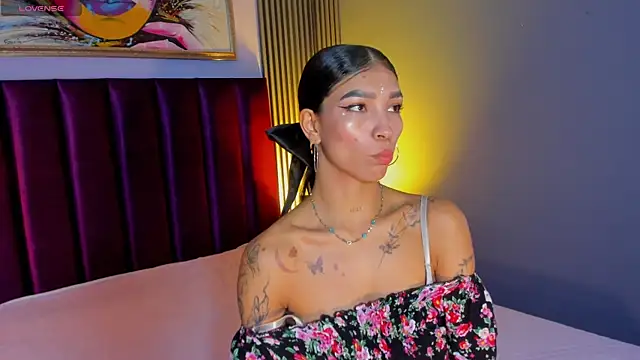 LauraAristizabal online show from April 14, 2026, 12:43 pm