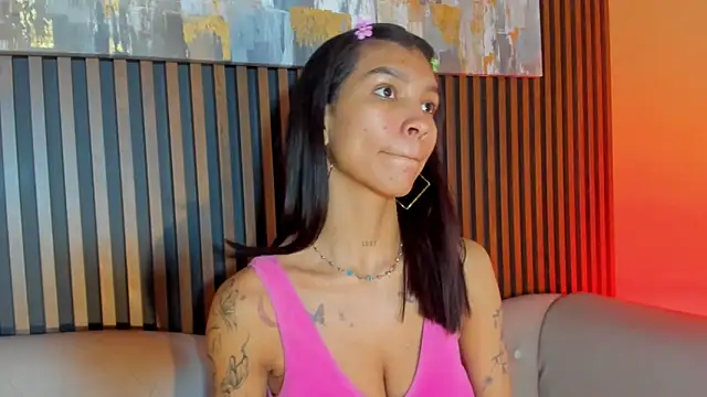 LauraAristizabal online show from December 17, 2025, 12:43 pm