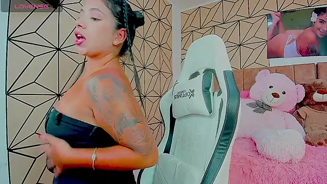 vane lopez  online show from April 14, 2026, 7:19 pm