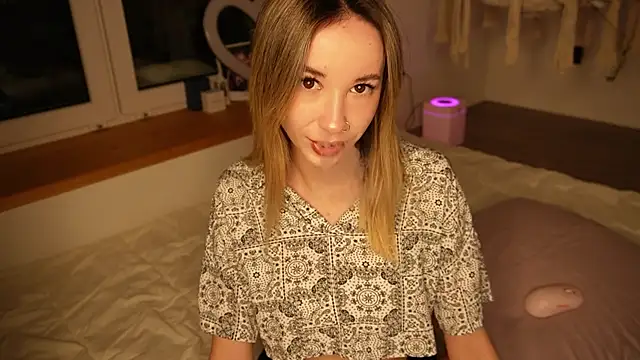 EmelyBenz online show from January 12, 2026, 3:13 am