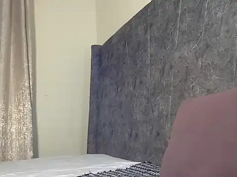 HarlotyQueen online show from December 18, 2025, 4:39 am