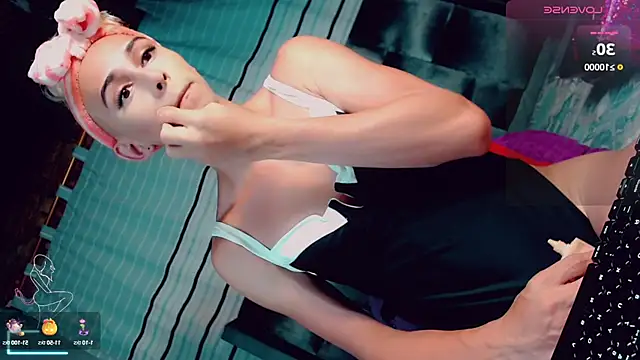 Snapshot of CharlotteBigCock chatting on March 19, 2025, 2:35 pm CharlotteBigCock online show from March 19, 2025, 2:35 pm