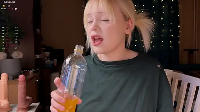 Snapshot of LisaLaas chatting on February 14, 2026, 9:04 pm LisaLaas online show from February 14, 2026, 9:04 pm