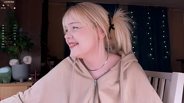 Snapshot of LisaLaas chatting on February 5, 2026, 8:37 pm LisaLaas online show from February 5, 2026, 8:37 pm