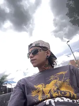 AcidMilo online show from November 27, 2025, 4:18 pm