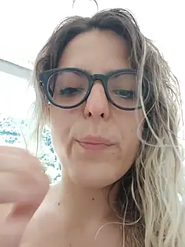 dolcehelena993 online show from July 5, 2026, 10:44 am