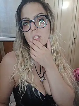 dolcehelena993 online show from May 23, 2026, 1:10 pm