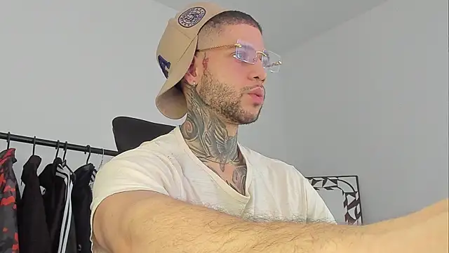  jamesleandros1 online show from November 9, 2025, 4:22 pm