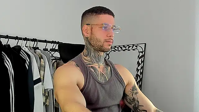  jamesleandros1 online show from November 26, 2025, 4:40 pm