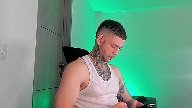  jamesleandros1 online show from May 28, 2026, 1:46 am