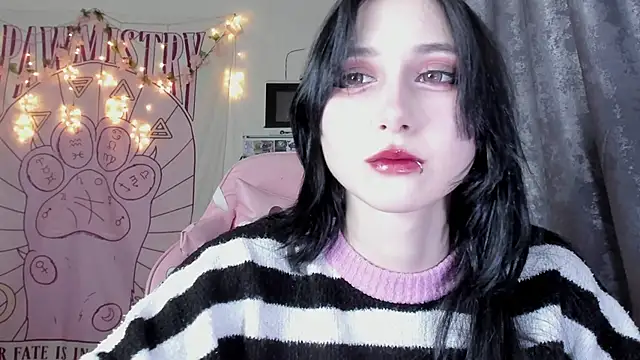 Holy420lolii online show from October 27, 2025, 6:53 pm