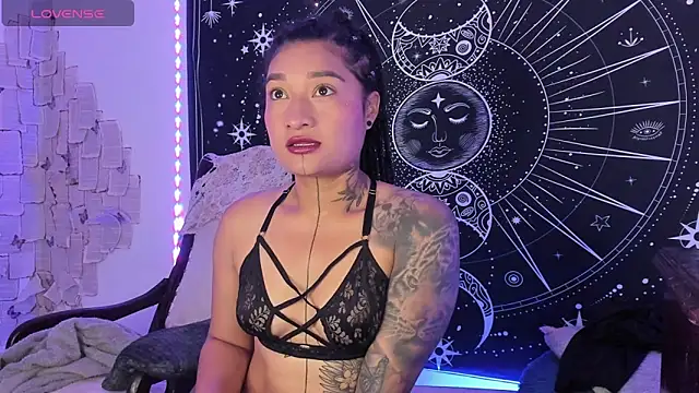 Eva Lee  online show from November 6, 2025, 9:02 am