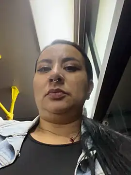 Abril Luv online show from October 15, 2025, 1:04 am