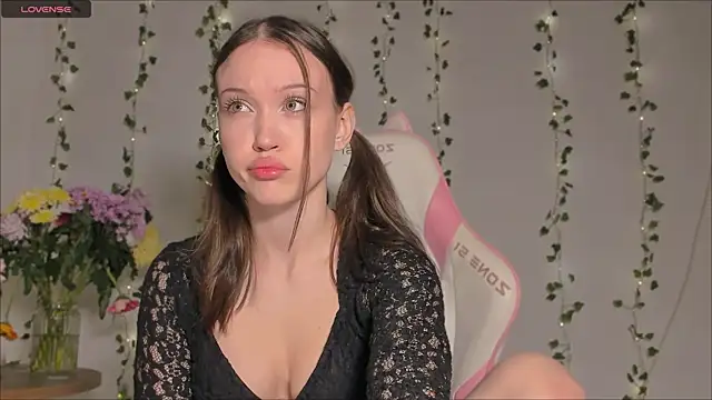 Amelia Lein online show from December 14, 2025, 12:39 am