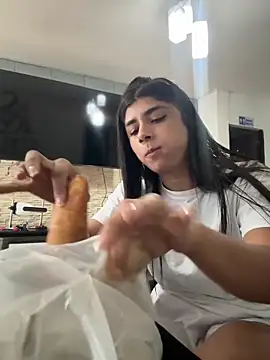 Snapshot of ZiaCalifa chatting on December 16, 2025, 1:15 pm ZiaCalifa online show from December 16, 2025, 1:15 pm