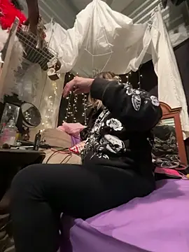 SummerBlueMoon online show from January 7, 2026, 3:33 am