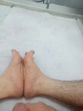 Hardapple01 online show from April 18, 2026, 9:37 pm