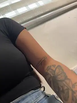 LunaBaker-1 online show from November 17, 2025, 8:35 pm