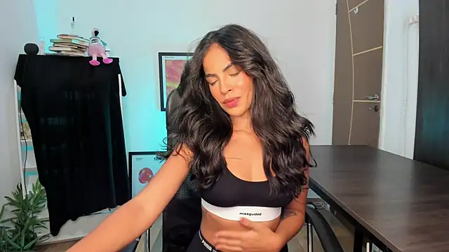 Snapshot of camille-rose chatting on April 26, 2026, 5:10 pm camille-rose online show from April 26, 2026, 5:10 pm