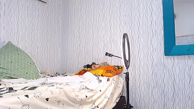 Snapshot of NadiaWhite chatting on February 18, 2025, 9:53 pm NadiaWhite online show from February 18, 2025, 9:53 pm