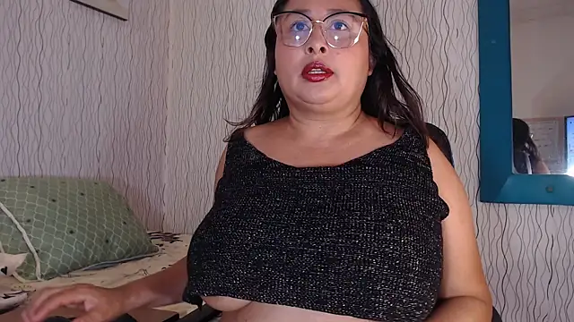 Snapshot of NadiaWhite chatting on October 15, 2025, 5:43 pm NadiaWhite online show from October 15, 2025, 5:43 pm