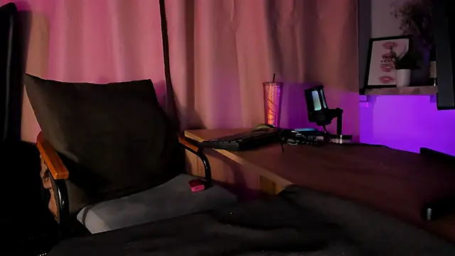 DorothyGilbert1 online show from March 21, 2025, 4:18 pm