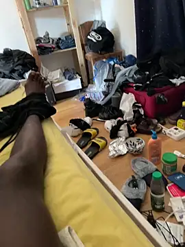 Snapshot of la_chiennete chatting on March 1, 2026, 1:11 pm la chiennete online show from March 1, 2026, 1:11 pm