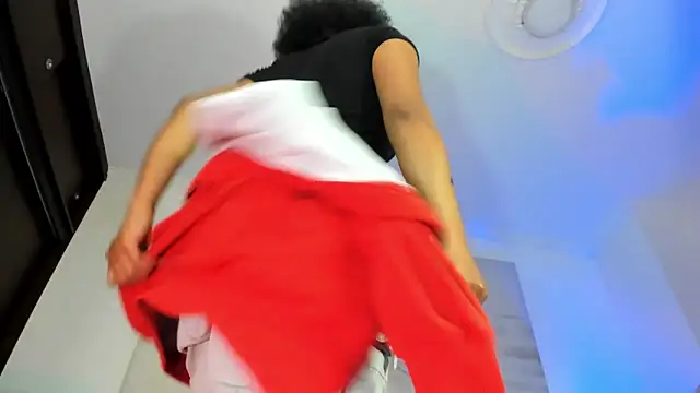 Snapshot of Apotheosis01 chatting on November 29, 2025, 8:47 am Apotheosis01 online show from November 29, 2025, 8:47 am