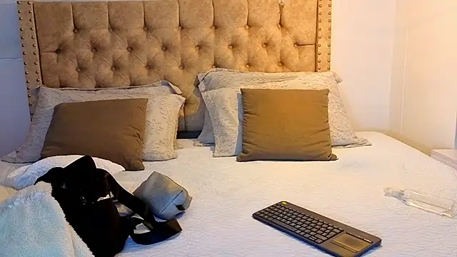 Snapshot of KeryHillson chatting on December 22, 2025, 12:05 pm KeryHillson online show from December 22, 2025, 12:05 pm