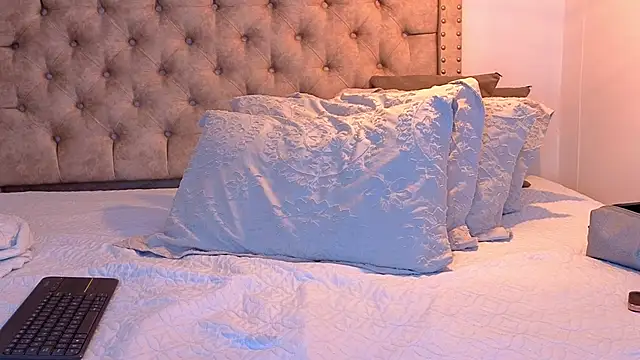 Snapshot of KeryHillson chatting on December 14, 2025, 1:06 pm KeryHillson online show from December 14, 2025, 1:06 pm