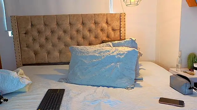 Snapshot of KeryHillson chatting on January 10, 2026, 12:44 pm KeryHillson online show from January 10, 2026, 12:44 pm