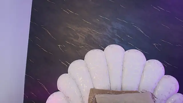  MiaBrown  online show from April 16, 2026, 12:06 pm