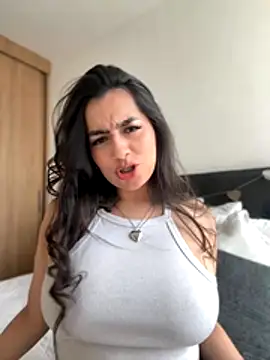 Nicollemays online show from December 4, 2025, 4:06 pm