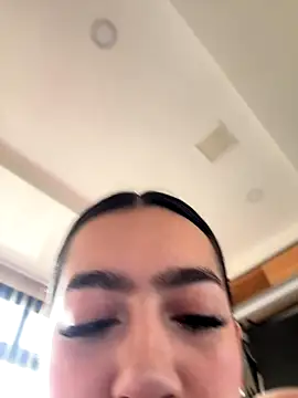 Nicollemays online show from November 5, 2025, 4:10 pm