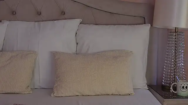 GingerEllis online show from April 14, 2026, 3:44 am