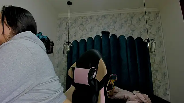 nalalye cruzz  online show from November 9, 2025, 4:16 am