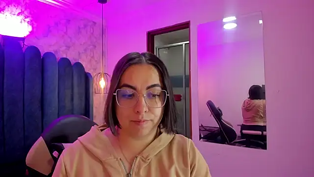 nalalye cruzz  online show from April 9, 2026, 2:24 am