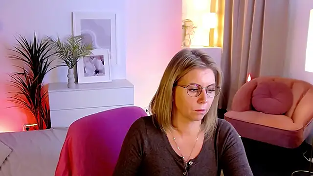 Annie Light online show from September 30, 2025, 5:57 am