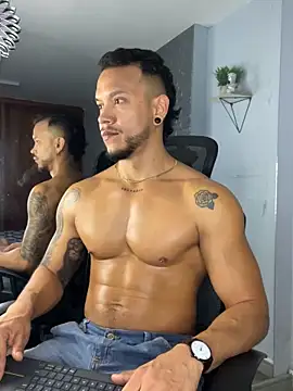 ARON TAYLER01 online show from March 20, 2025, 12:43 pm