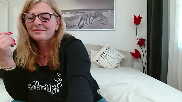 Snapshot of YulliaMilf chatting on April 15, 2026, 8:53 am YulliaMilf online show from April 15, 2026, 8:53 am