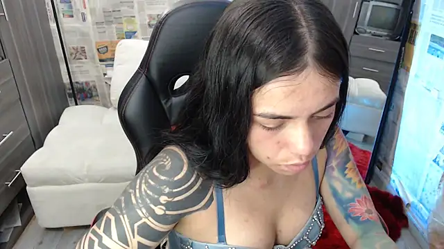 i am nina  online show from October 25, 2025, 2:11 am