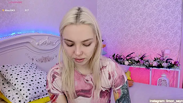 Snapshot of LillyMoure_ chatting on March 12, 2025, 2:52 am LillyMoure  online show from March 12, 2025, 2:52 am
